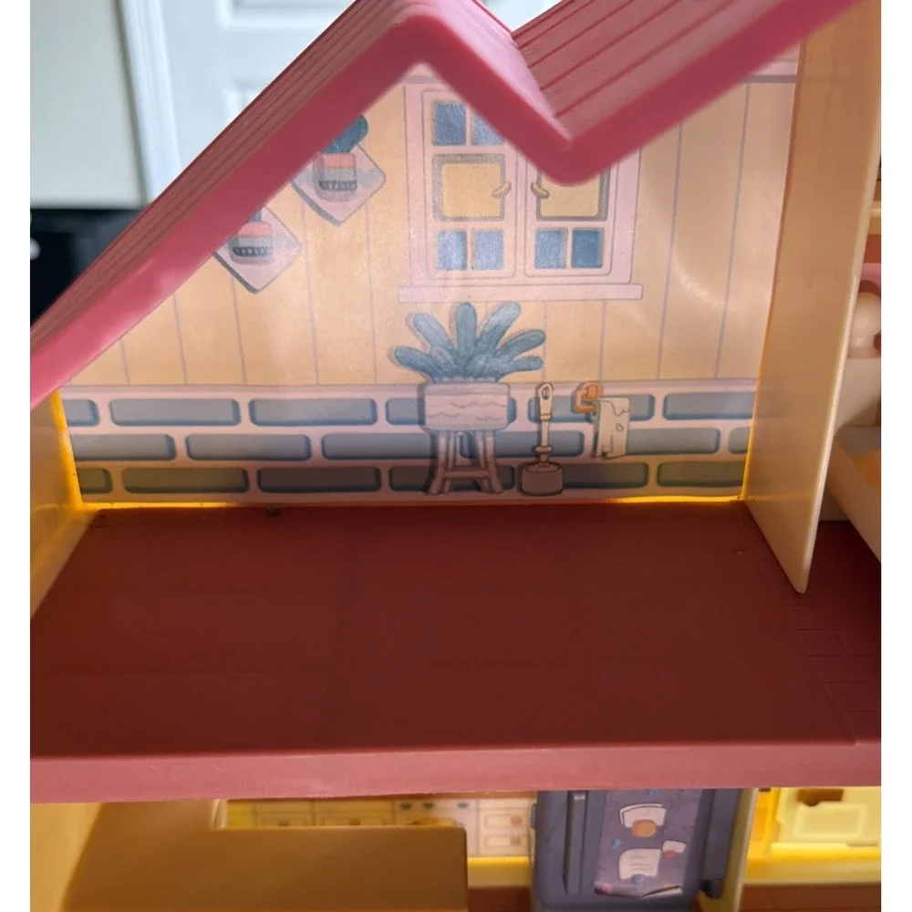 Bluey Family Home Playset with BBQ Bandit Figure and Furniture 13073